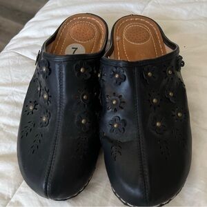 Atalina Black soft faux Leather Floral Detail Lightweight Mules/Clogs sz7